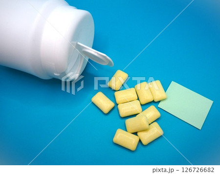 空きボトルとガムと捨て紙 空きボトルとガムと捨て紙 126726682