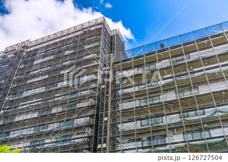 日本の横浜都市景観　マンションの補修や点検等、足場や防護ネットなど。ネットの外に衛星アンテナが… 126727504