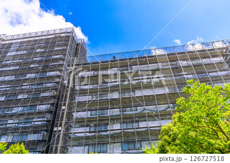 日本の横浜都市景観 マンションの補修や点検等、足場や防護ネットなど。ネットの外に衛星アンテナが… 日本の横浜都市景観 マンションの補修や点検等、足場や防護ネットなど。ネットの外に衛星アンテナが… 126727518