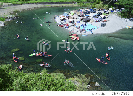 にぎわう土居川のキャンプ場 にぎわう土居川のキャンプ場 126727597