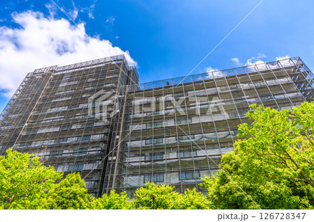 日本の横浜都市景観　マンションの補修や点検等、足場や防護ネットなど。ネットの外に衛星アンテナが… 126728347