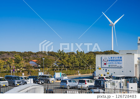 磐田市の竜洋海洋公園レストハウスしおさい竜洋と風力発電の風景(静岡県) 126728483