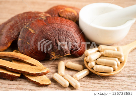 Lingzhi or Reishi mushroom with capsules, organic natural healthy food. 126728683