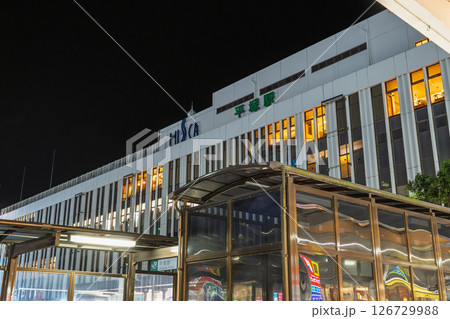 夜の平塚駅（北口）と地下道入口 126729988