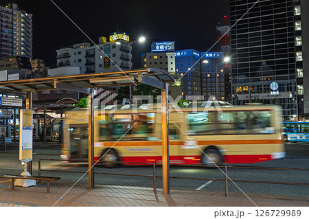 夜の平塚駅（北口）　駅前ロータリーと神奈中バス 126729989
