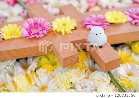 花手水とシマエナガの置物 126733556