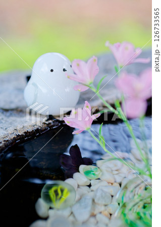 花手水とシマエナガの置物 花手水とシマエナガの置物 126733565