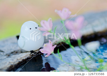 花手水とシマエナガの置物 花手水とシマエナガの置物 126733566