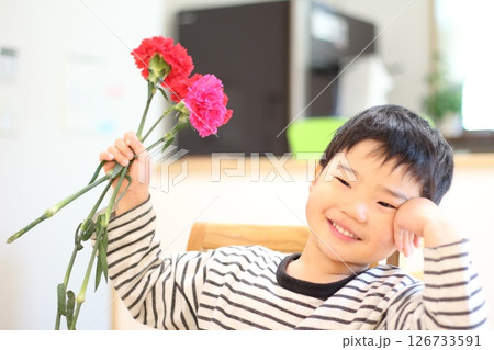 カーネーションを持つ男の子 カーネーションを持つ男の子 126733591