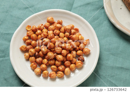 炒ったひよこ豆 スリランカの辛いスナック 炒ったひよこ豆 スリランカの辛いスナック 126733642