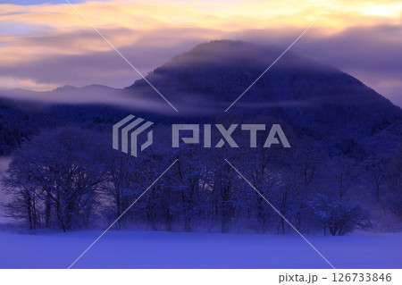 朝陽に染まる樹氷と川霧 126733846