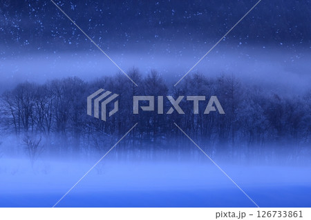 朝陽に染まる樹氷と川霧 126733861