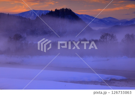 朝陽に染まる樹氷と川霧 朝陽に染まる樹氷と川霧 126733863