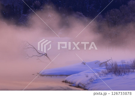 朝陽に染まる樹氷と川霧 126733878