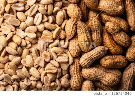 Raw and roasted peanuts texture comparison 126734046