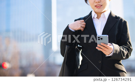 オフィス街を歩く就活中の若い女性 オフィス街を歩く就活中の若い女性 126734291