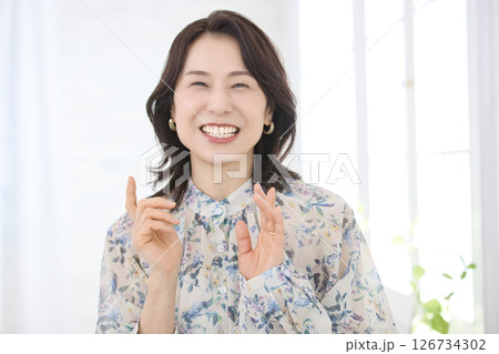 花柄のブラウスを着た笑顔のミドル女性 花柄のブラウスを着た笑顔のミドル女性 126734302