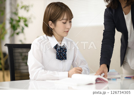 勉強を教わる女子高生と先生 126734305