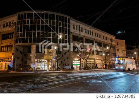 【函館市電】夜の交差点を走行する路面電車 【函館市電】夜の交差点を走行する路面電車 126734308