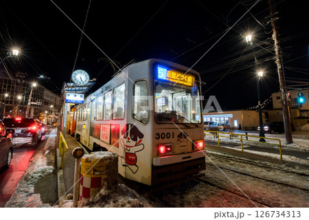【函館市電】停留所に止まる路面電車 【函館市電】停留所に止まる路面電車 126734313