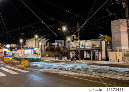 【函館市電】停留所に止まる路面電車 126734314