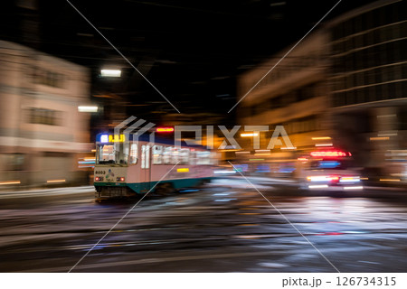 【函館市電】夜の交差点を走行する路面電車 【函館市電】夜の交差点を走行する路面電車 126734315