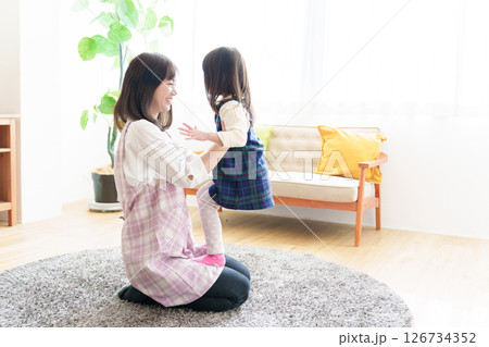 女の子と遊ぶ保育士 126734352