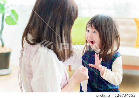 女の子と遊ぶ保育士 126734355