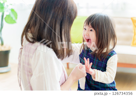 女の子と遊ぶ保育士 126734356