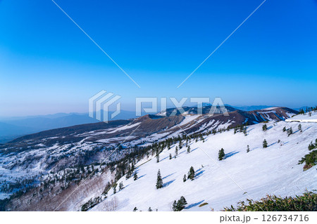 【高原素材】まだ雪が残る初夏の渋峠の朝景【群馬県】 126734716