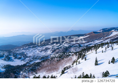 【高原素材】まだ雪が残る初夏の渋峠の朝景【群馬県】 126734720