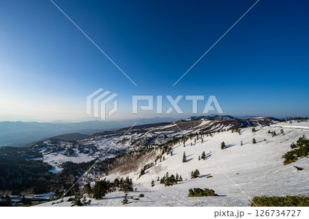 【高原素材】まだ雪が残る初夏の渋峠の朝景【群馬県】 【高原素材】まだ雪が残る初夏の渋峠の朝景【群馬県】 126734727