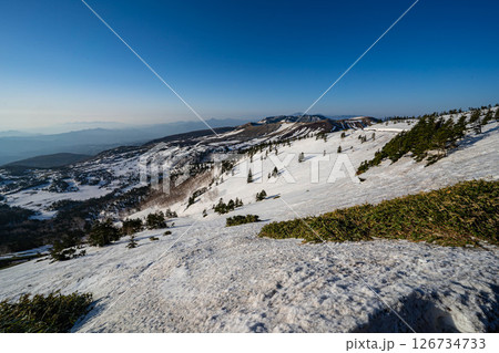 【高原素材】まだ雪が残る初夏の渋峠の朝景【群馬県】 126734733