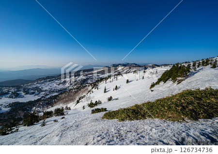 【高原素材】まだ雪が残る初夏の渋峠の朝景【群馬県】 【高原素材】まだ雪が残る初夏の渋峠の朝景【群馬県】 126734736