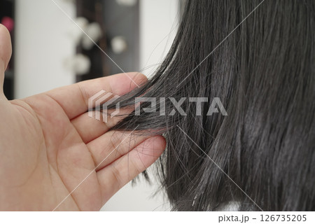 美容室で施術中の女性の髪の毛 126735205