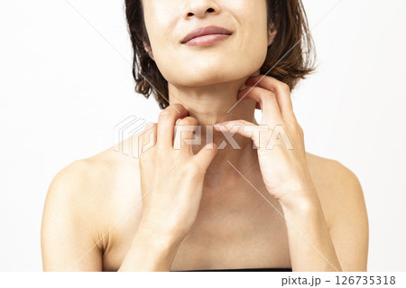 首の痒みに悩む女性 126735318