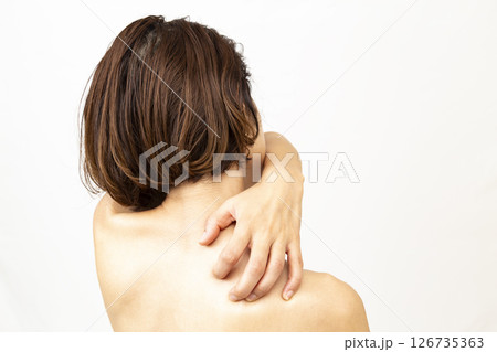 背中の痒みに悩む女性 背中の痒みに悩む女性 126735363