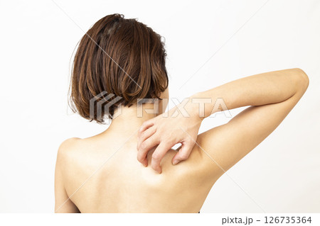 背中の痒みに悩む女性 背中の痒みに悩む女性 126735364