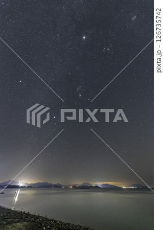 瀬戸内の秋の星景オリオン座とおうし座 126735742