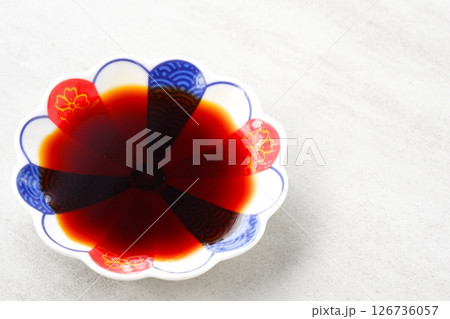 お醤油を注いだ、和風の小皿 126736057