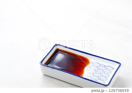 お醤油を注いだ、和風の小皿 126736059