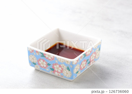 お醤油を注いだ、和風の小皿 126736060