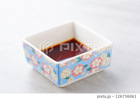 お醤油を注いだ、和風の小皿 126736061