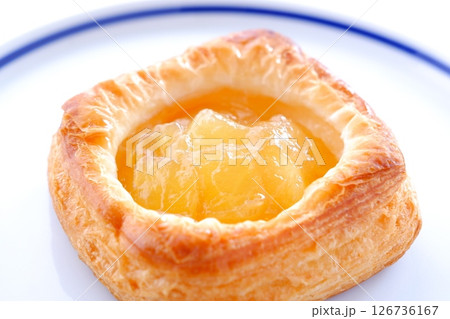 りんご煮をたっぷり使ったおいしそうなリンゴのデニッシュ 126736167