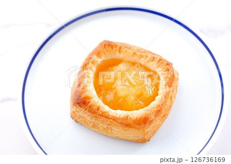 りんご煮をたっぷり使ったおいしそうなリンゴのデニッシュ りんご煮をたっぷり使ったおいしそうなリンゴのデニッシュ 126736169