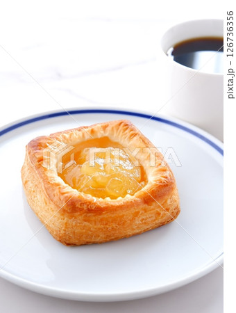 りんご煮をたっぷり使ったおいしそうな「りんごデニッシュ」と、淹れたてのコーヒーで、コーヒーブレイク 126736356