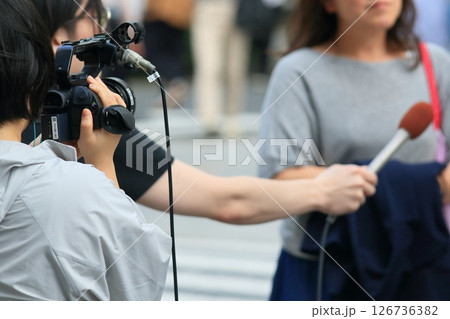 街頭で取材するテレビクルー 歩行者天国での街頭インタビュー 街頭で取材するテレビクルー 歩行者天国での街頭インタビュー 126736382