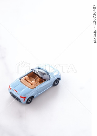 ふたり乗りのオープンカーで、自由にドライブ旅行を満喫するイメージ画像 126736487