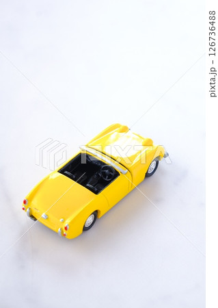 ふたり乗りのオープンカーで、自由にドライブ旅行を満喫するイメージ画像 126736488