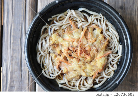 チンして温めるテイクアウトの天ぷら蕎麦弁当 チンして温めるテイクアウトの天ぷら蕎麦弁当 126736605